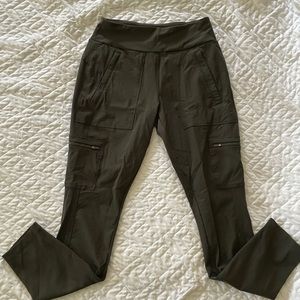 Dark green Athleta hybrid cargo tights size 4